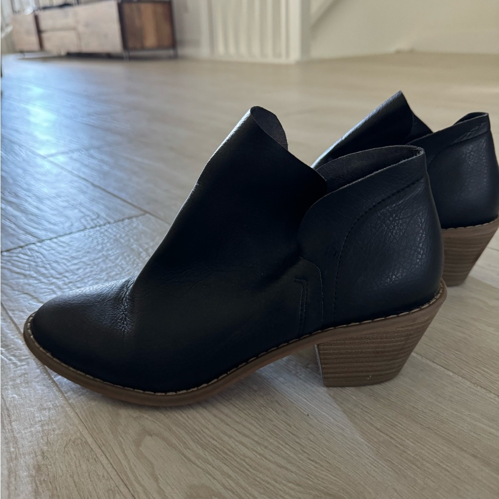 Universal thread ankle booties